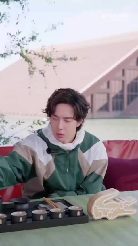 #王一博喝浓茶##王一博喝完浓茶的反应# 这个名场面必须反复回看