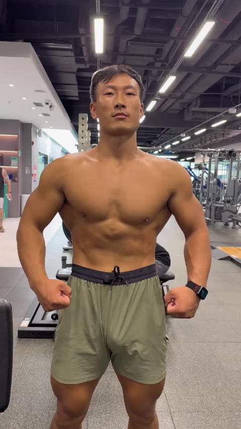 #肌肉男 ﻿##帅哥# 秀一下[笑而不语]  ​​​