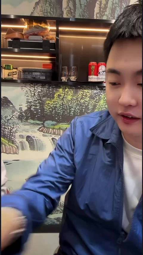 巴扎黑说自己干啥都慢一拍，刚买的苹果17直接就出苹果18了！#巴扎黑# ​
