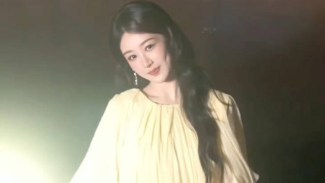 杨紫这件礼服静态看起来不咋滴，甚至有点不显胖但是动起来明媚又大方，裙摆翻飞，长发随晚风扬起，明媚松弛