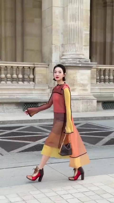  #宋茜LV大秀入场尖叫声#宋茜亮相LV大秀，登场瞬间尖叫声四起，短发雀斑妆亮眼，女王气场惊艳全场。
