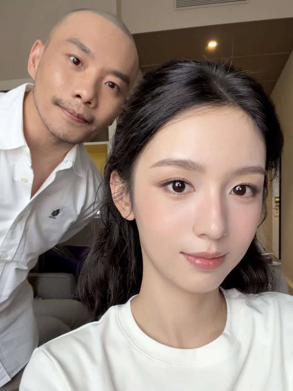 给周也在巴黎化的慵懒微醺妆