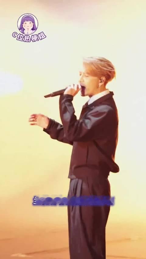 #王嘉尔让C位# 2026年9月27日的微博音乐盛典上，赛博许愿神兽“喵娲娲”在为王嘉尔送上定制礼物