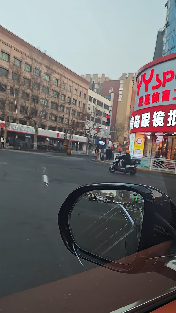开上理想汽车 走在空旷的马路上  大年初三 带着理想在青岛李村书院路上逛一逛  还是有不少店铺过年也