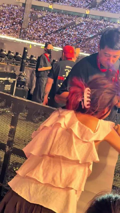 【#李荣浩粉丝演唱会中亲签后激动晕倒#】9月5日，李荣浩 “黑马” 世界巡回演唱会成都站，一女粉丝举