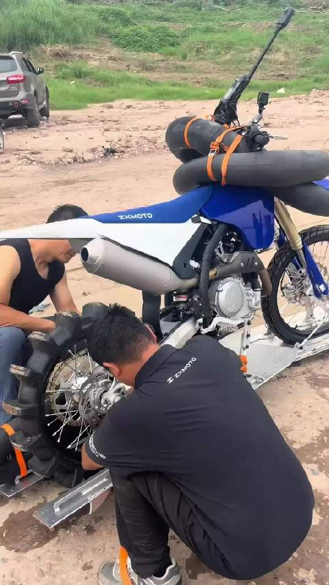 张牛B亲自驾驶水上机车，一个上亿的老总，亲自进行水上试车