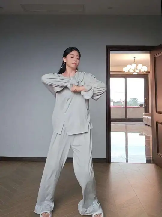 跳舞的时候身体的每个部位都有它自己的想法