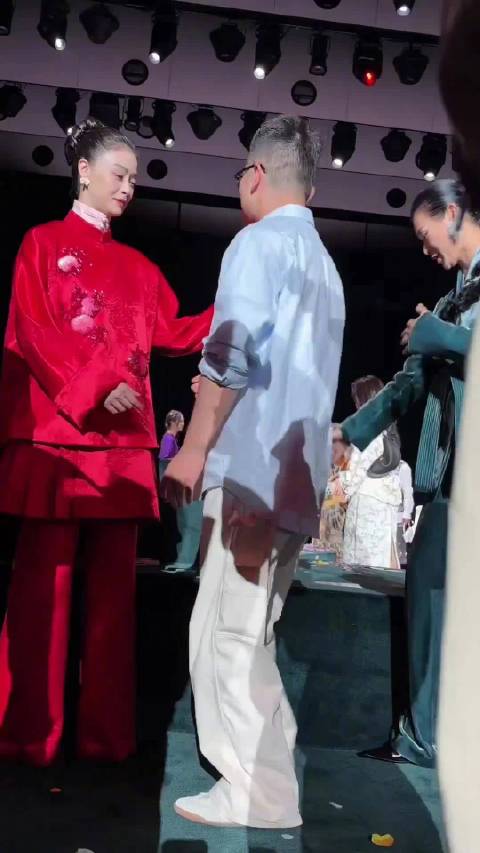 #蒋欣被男设计师亲脖子##蒋欣被吓到叫了一声# 27日，@蒋欣 出席品牌发布活动看秀，合照时品牌主理