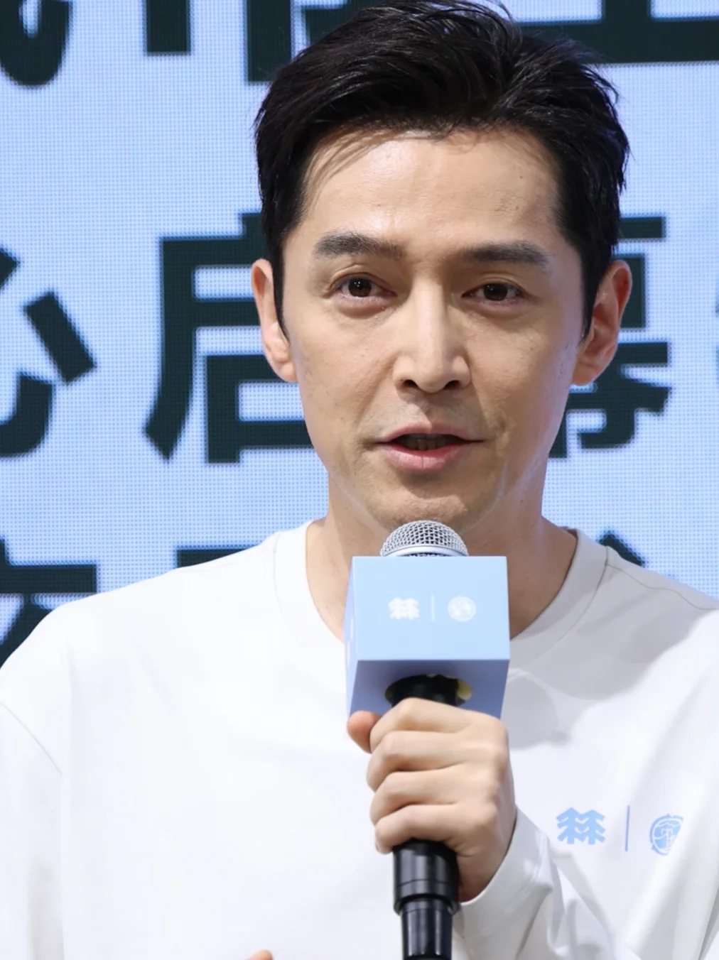 好久不见的胡歌亮相上海可隆活动现场