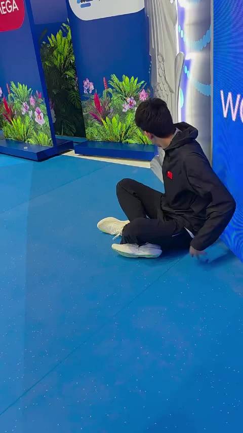 张展硕觉得自己坐得偏了又用屁股挪了挪，可爱鼠了[憧憬]