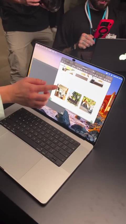 #触屏MacBook Pro凌晨发布# 当你换了触屏MacBook，最大的受益者可能是你的领导，他在
