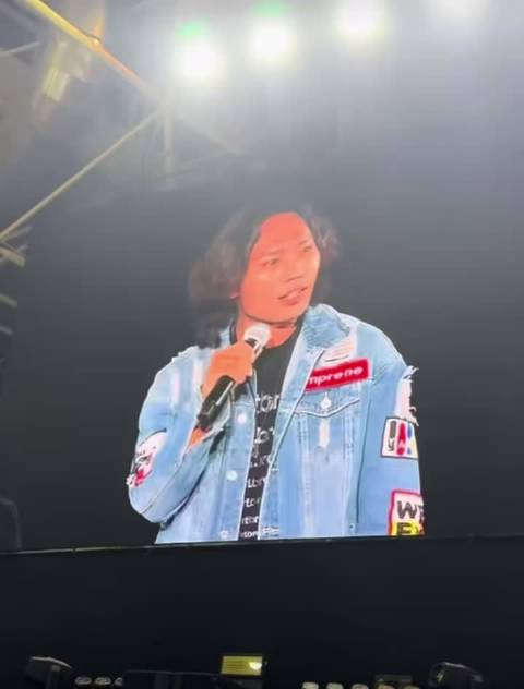 侯浪又来救场了？！任贤齐演唱会上，侯浪穿着他那万年不变的牛仔衣出现了，开口就说：“任贤齐的飞机又晚点