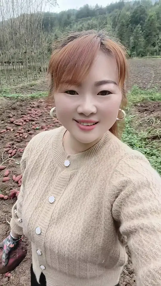 勤劳的农村姑娘，我可不是娇滴滴的小姑娘，回家了农活家务活样样都在干，每天一刻都没有闲着，农村人靠种庄