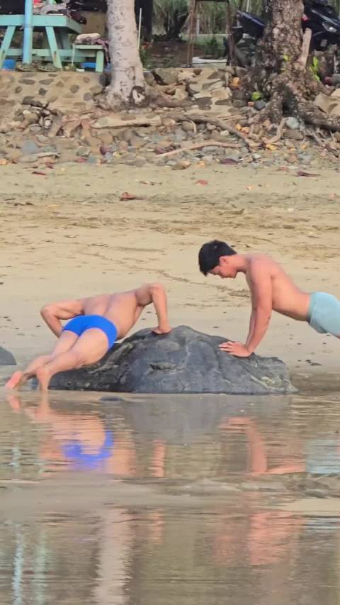 早晨能看到海边健身的壮男  ​​​