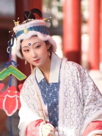 “此时节新年映旧月，愿明月长随勿相别”