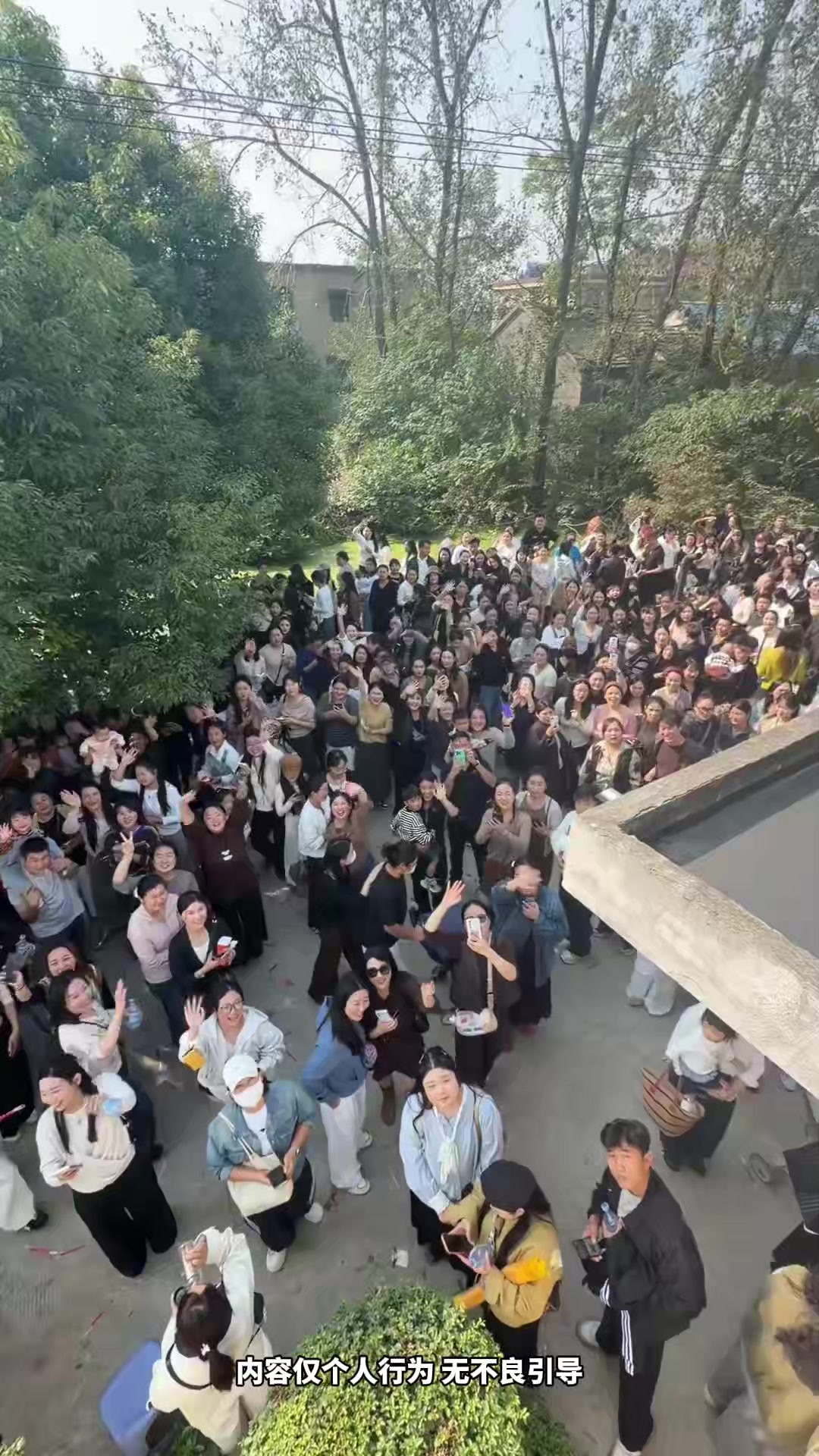 航拍画面太震撼，八家庙被人群包围 远道而来的人太多