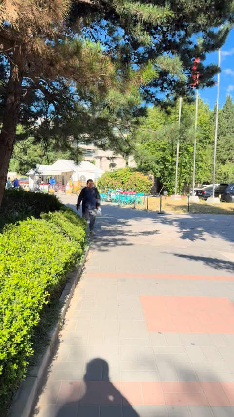 从东南门进入清华大学。  ​​​