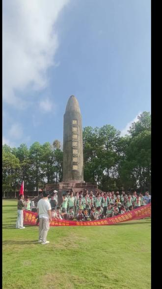 瑞金，红色故都。最近不少学校组织学生走进叶坪旧址，把课堂搬到红色旧址里，上这堂“行走的思政课”。 在