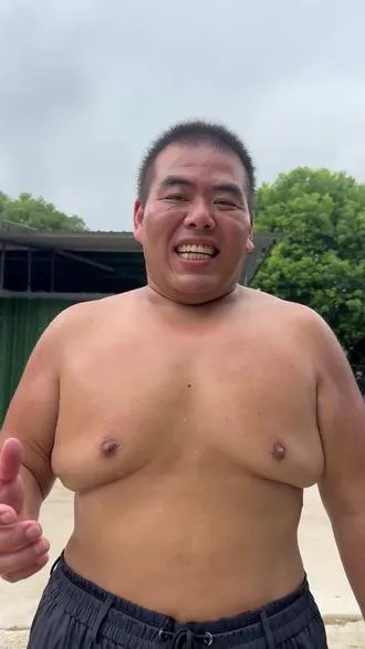东北的崔明明毕业了，希望他的故事能激励正在需要改变的你。加油! 减重因人而异，仅供参考！