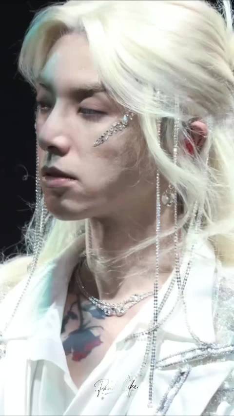 #华晨宇给过生日的一人送一台手机#华晨宇的宠粉名场面再加一，现场给过生日火星人送手机，温柔大方真的很