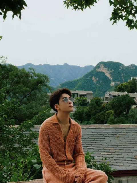 随着每一次呼吸，音乐的节拍轻轻敲击心房， 夏日的「聊」愈在此刻绽放。 #芭莎野宴旷野乐章# #夏日聊