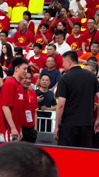 杜锋现场观战中国男篮热身赛 教练组球员挨个打招呼🙋🏻