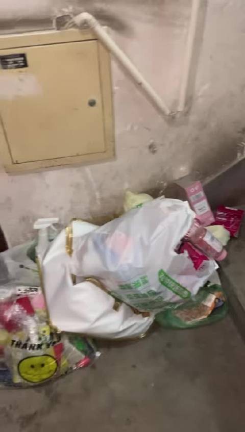 我居然真的在现实生活中看到了这种人。。。 姥姥家对门的邻居，门口堆了很多垃圾，好几天没扔已经发臭了，