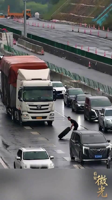 【#高速轮胎挡道过路司机徒手搬走#】#司机高速主动清障收到交警感谢信# 近日，京港澳高速郴州段，一辆