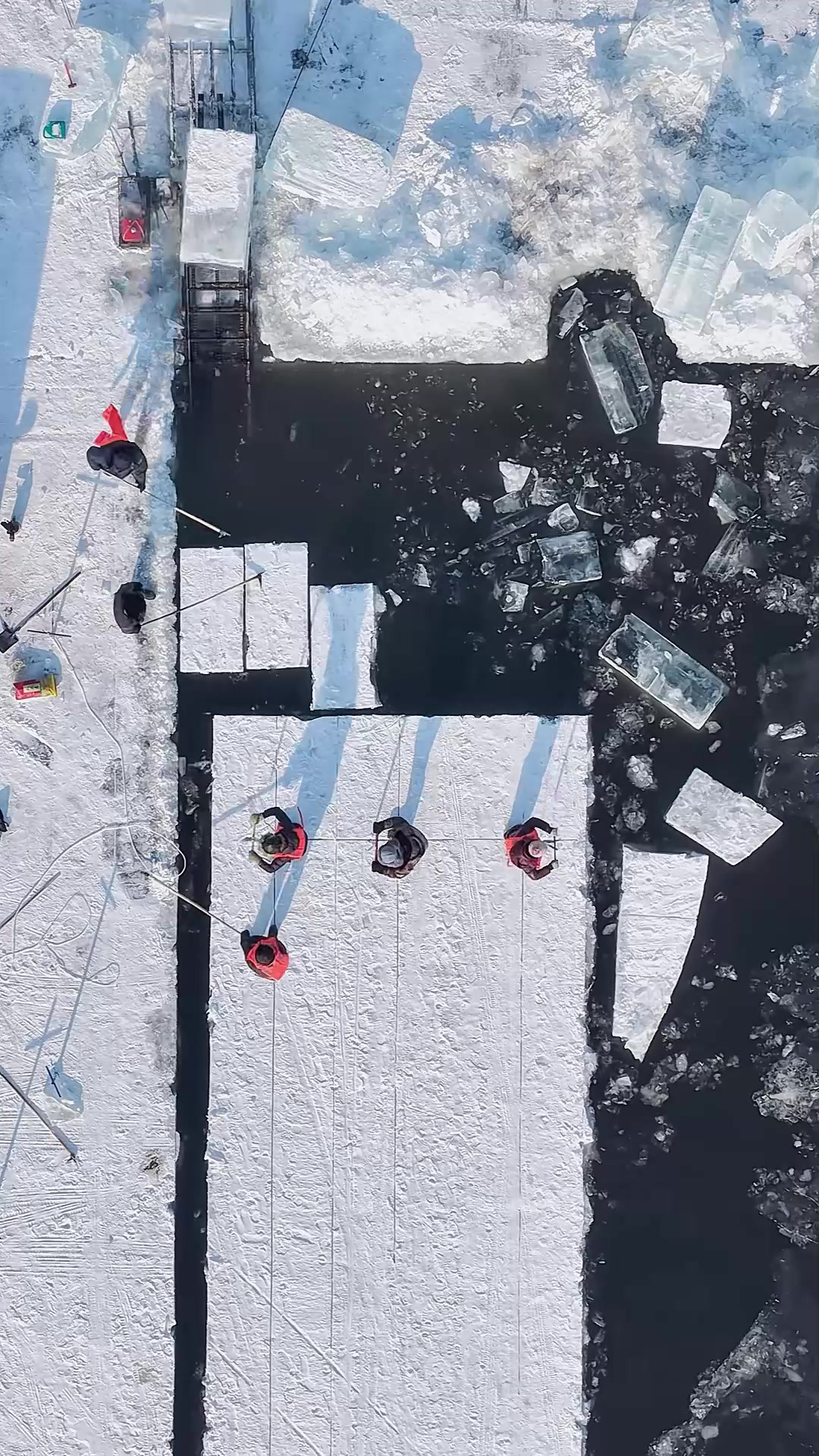 哈尔滨冰雪大世界采冰现场，俯拍采冰现场，大自然的巨型拼图
