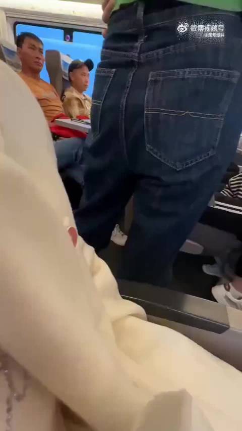 转自网友：一岁多还生着病的孩子在高铁上哭，家长被同车厢女乘客找麻烦！家长：他才1岁多，还生着病，你让
