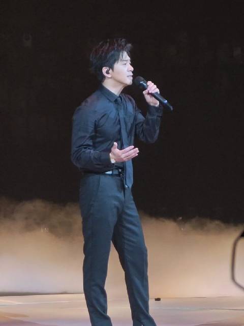 #李健[超话]# 他说“纪念一位歌手最好的方式，就是翻唱他的歌。” 没有多余的言语，只用歌声致意前辈