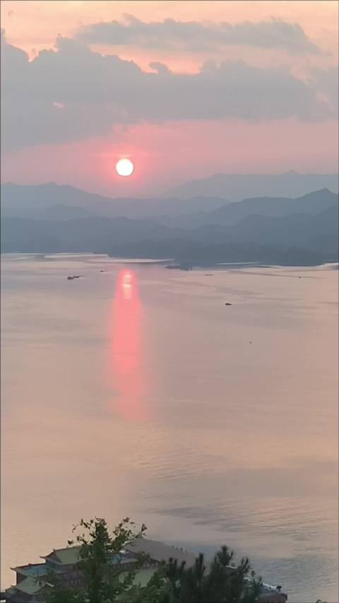 终于来到天屿山看一场日落了 从观景台放眼远眺 千岛星罗棋布散落碧波之上 夕阳缓缓向西沉落 澄澈的湖水