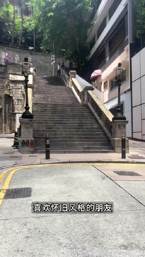 吹着晚风乘落日飞车或双层叮叮车穿梭街头，再去石澳海滩打卡《喜剧之王》取景地的浪漫海风