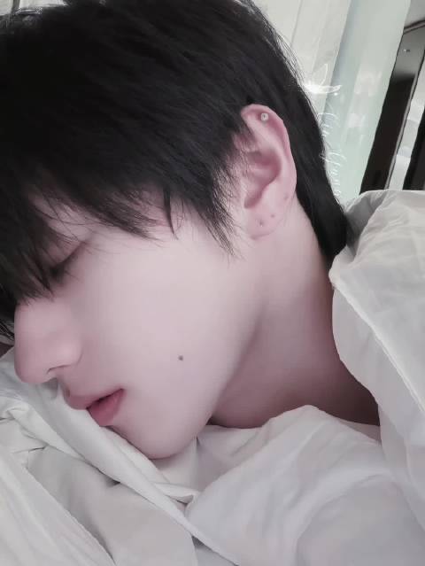 #朱志鑫[超话]# 💛#22x日志#💙#给朱志鑫许个星愿#🧀#和朱志鑫邂逅秋天#  人潮汹涌， 但是