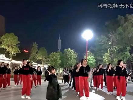 广场舞不是免费吗，为何领舞却能月入过万？怎么挣钱的？ （3）