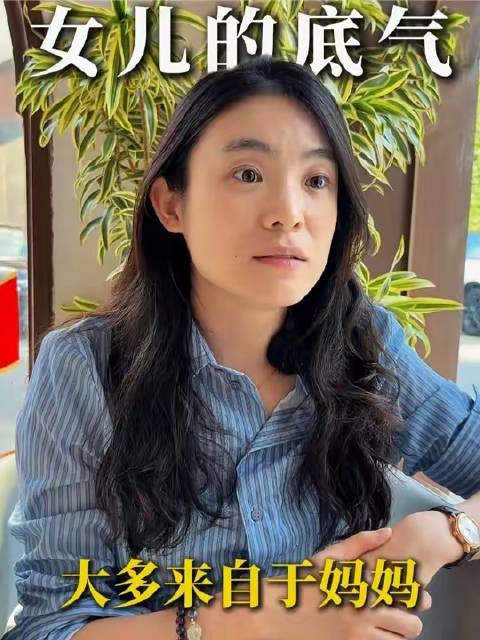 女儿的自信光芒，往往源自妈妈的无声托举 #出国留学# #女儿# #妈妈#