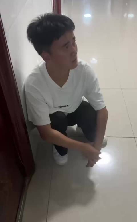 进女大学生寝室偷内衣