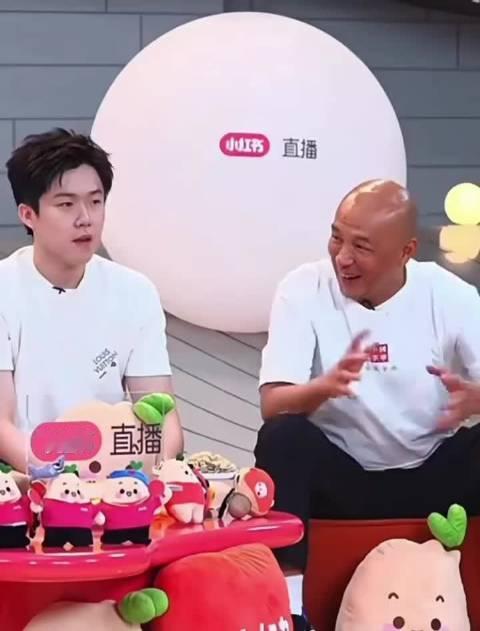 #王楚钦替孙颖莎把让分谈高了#勒布伦原本打算和孙颖莎切磋时每局让1到2分，一旁的王楚钦直接加码，笑着