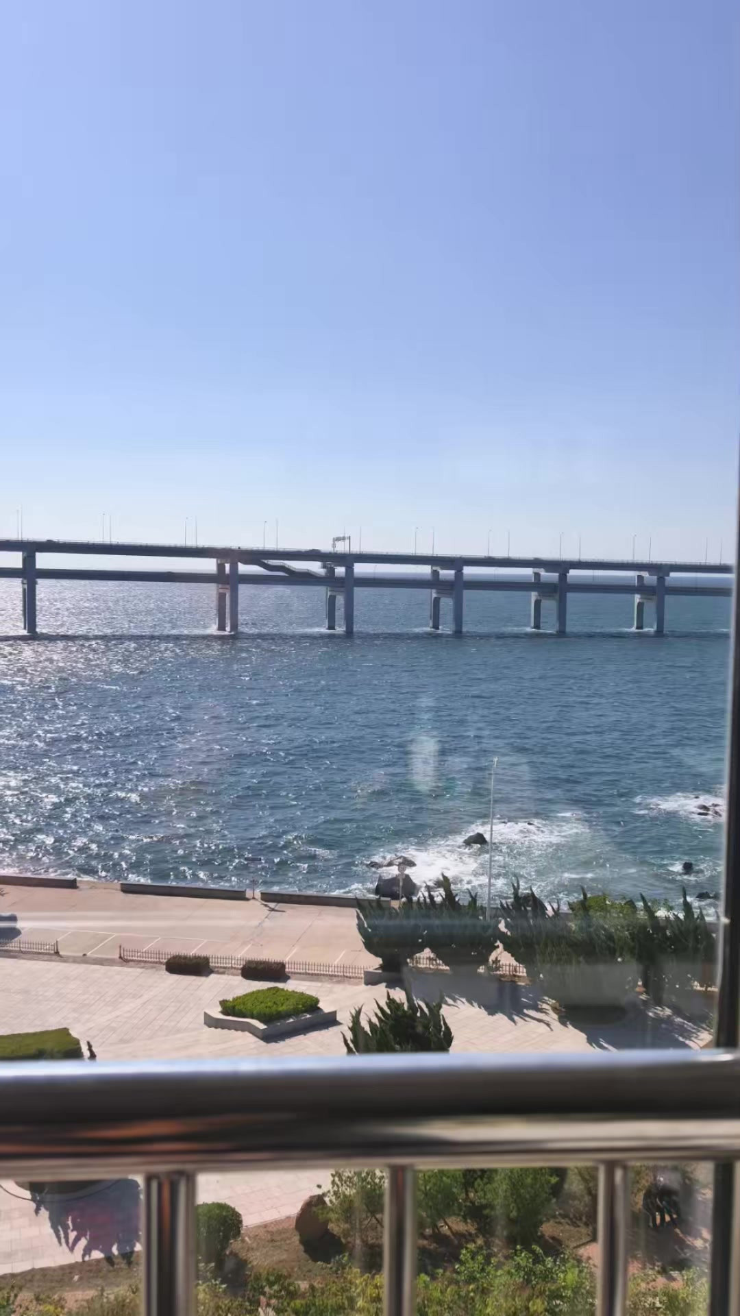 大连海洋大学的教室有多绝，推开窗就是蔚蓝大海 谁还有心思听课