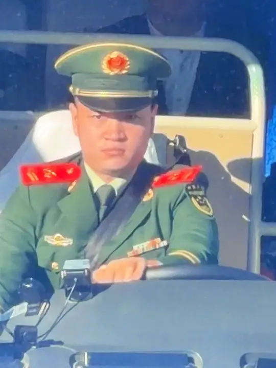武警大部队离开广场