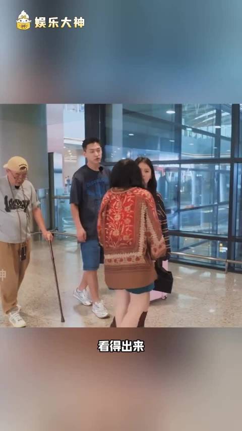 李嘉格的儿子叫她男友“小董哥哥”，李嘉格和男友互喊老公老婆，这是不是有点不对劲啊