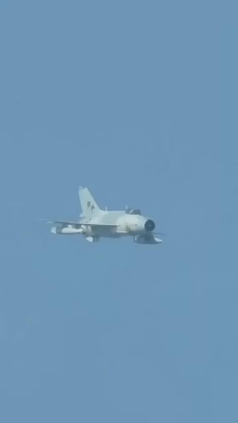 #烽火问鼎计划#孟加拉空军F-7BGI 战斗机进行对地打击训练。这是世界上最后一部分七爷了