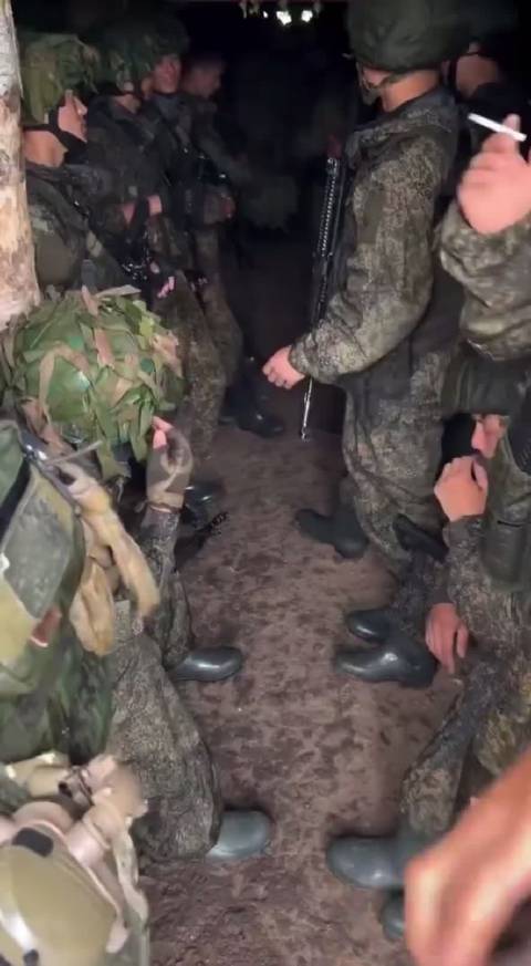 新到俄乌前线的朝鲜士兵，他们在前线的第一天，试图与俄罗斯士兵边抽烟边沟通的画面被拍了下来