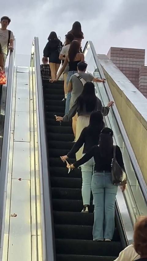 搭乘这个手扶梯必须同一个姿势么