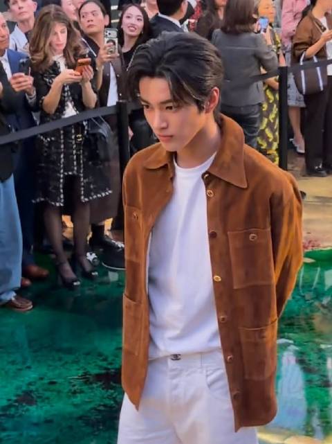 媒体镜头下的安乾镐亮相#巴黎时装周# CHANEL 2027春夏系列时装秀，他也是香奈儿在韩区青睐有