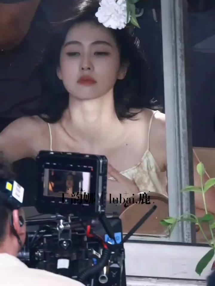 透过窗子，窥见她的梦，镜头捕捉她的美