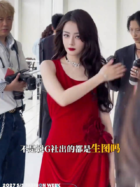 #外媒分享迪丽热巴巨C排面#看了迪丽热巴巴黎的造型不烧心了！！ 迪丽热巴是最适合玫瑰这些词的女明星吧