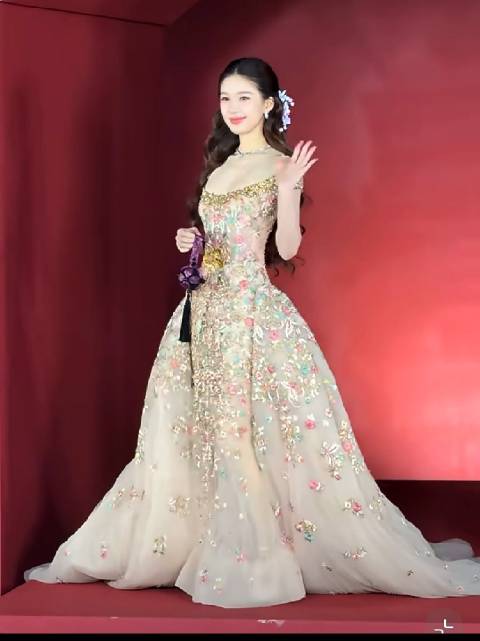 #祖海高定压轴款#露思出场即公主，精致得像洋娃娃，永远像白玫瑰，热烈灿烂地绽放