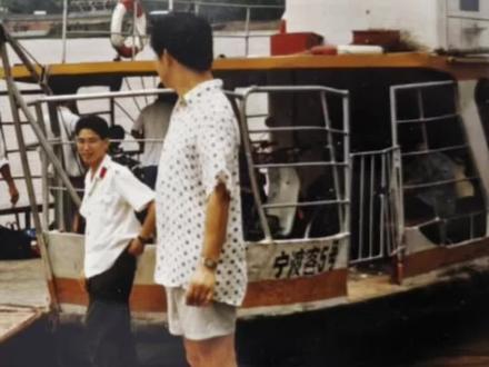 90年代初，南京有恒渡口，宁渡客5号静静泊在岸边。河西长江南岸，一代南京人搭乘这艘江轮，往返江心洲与