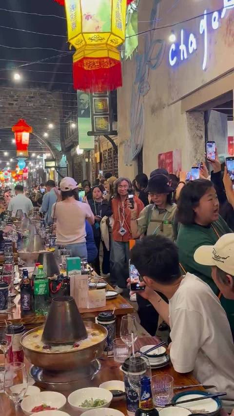 陈可辛大导演心中一万个❔:都没人认识我吗哈哈哈  ​​​
